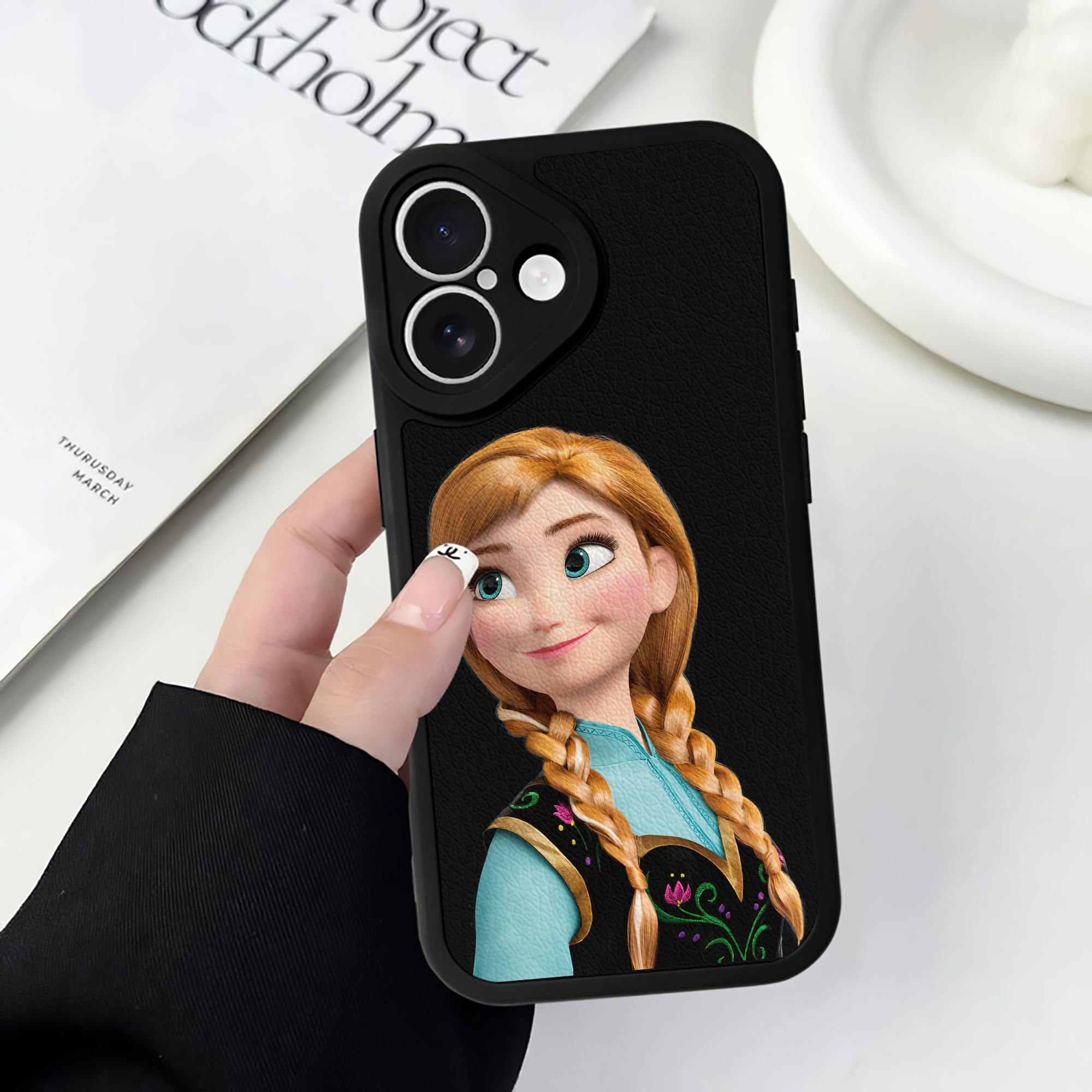 （画像用） アナと雪の女王 アンナ エルサ Frozen Anna Elsa 【iPhone 16シリーズ対応】シリコンスマホケース（レザー調） 材質：シリコン